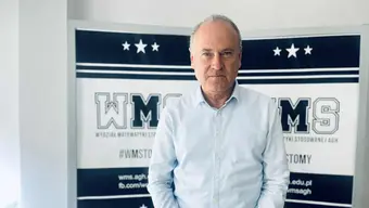 męzczyzna na tle logotypu WMS