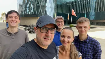 grupa osób przed budynkiem