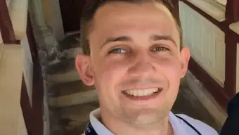 mężczyzna robiący selfie