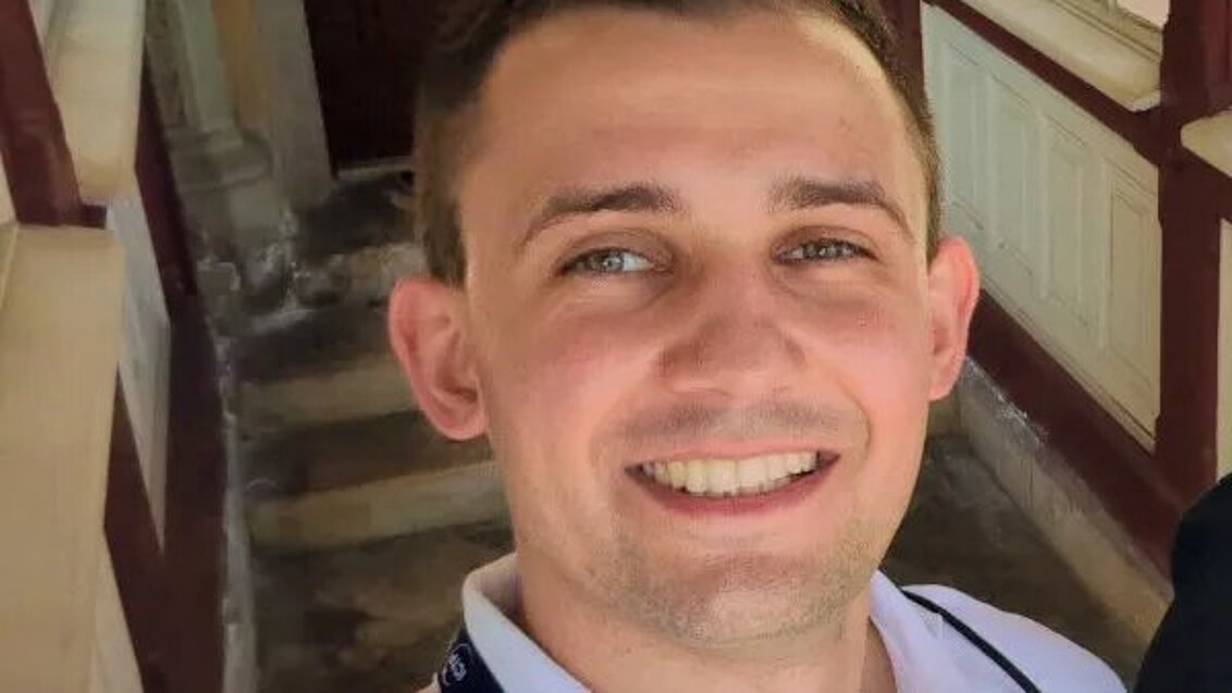 mężczyzna robiący selfie