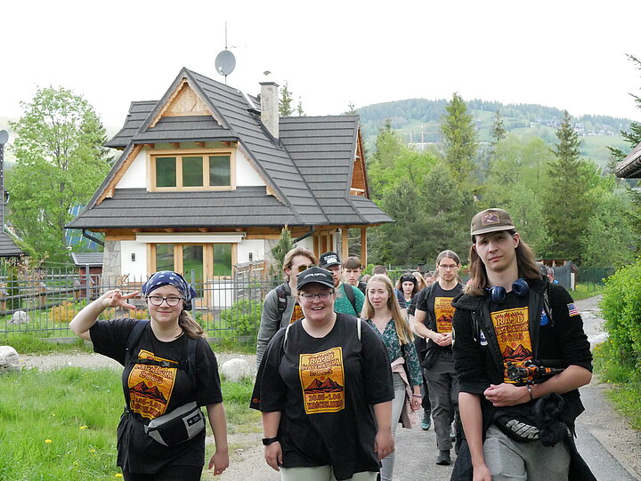 grópa osób na szlaku