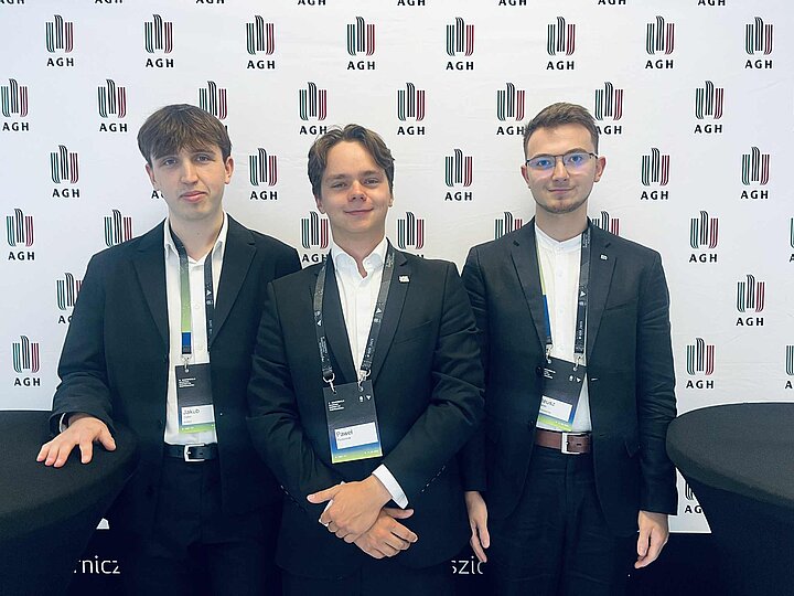 mężczyzni na tle ścianki AGH