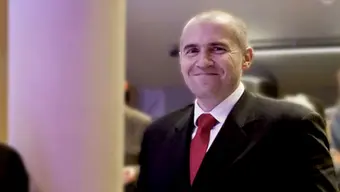 mężczyzna elegancko ubrany