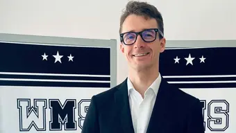 Doktor Białożyt na tlke logotypu WMS