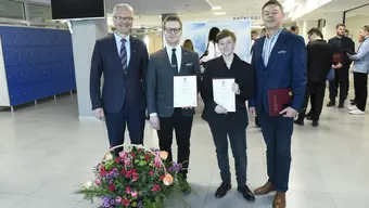 grupa osób z dplomami w rękach