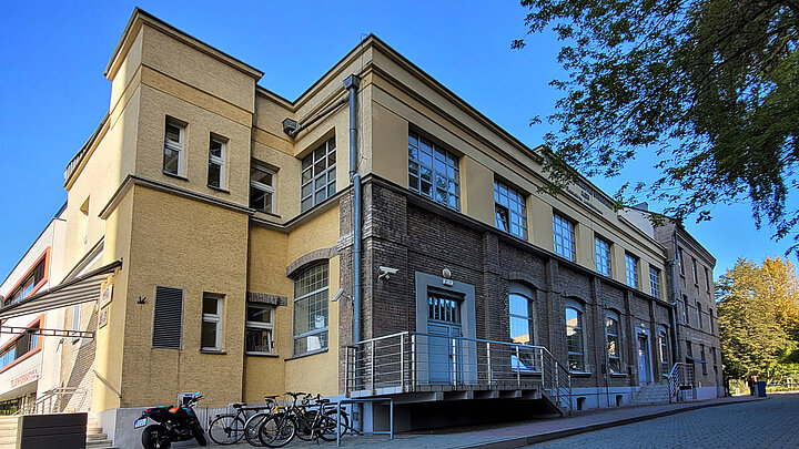 Fasada budynku z połowy XX wieku.