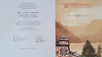 Dom Wypoczynkowy Kościeliska na tle gór oraz tekst