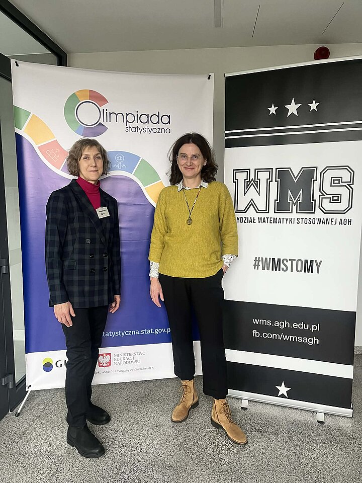 zdjecie dwóch kobiet na ściance