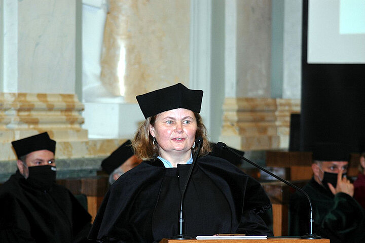 Przemówienie prodziekan WMS ubraną w toge z mucetem i czworokątny biret 