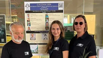 zdjęcie trzech osób na konerencji