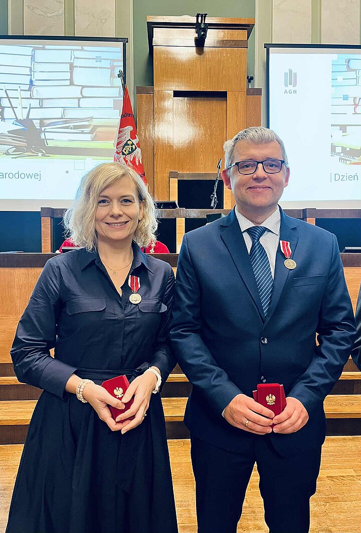 Nagrodzeni medale kobieta i mężczyzna