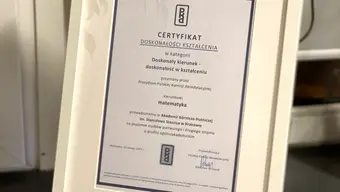 Abstrakcyjna grafika prezentująca biały logotyp: po lewej pionowo ułożone litery PKA wpisane w prostokąt oraz napis "Polska Komisja Akredytacyjna"