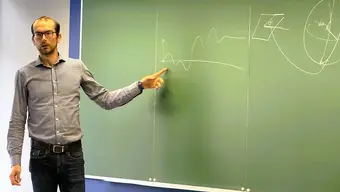 Mężczyzna piszący na tablicy