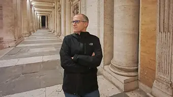 mężczyzna na tle architektury kolumnowej