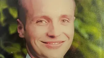 Mężczyzna w garniturze