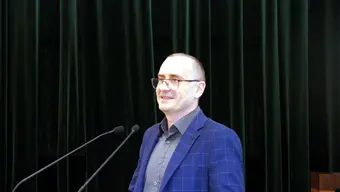 Mężczyzna w garniturze przed mikrofonem