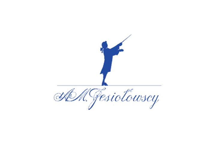 Osoba grająca na skrzypcach oraz nazwa firmy