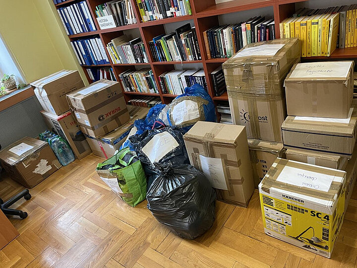 Pudełka z darami na tle regałów z ksiązkami