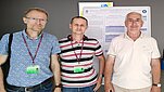 Trzech mężczyzn redaktorów czasopisma