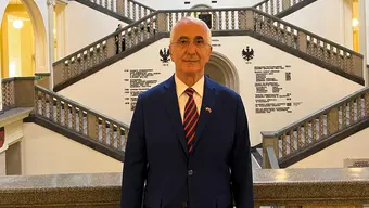 mężczyzna odświętnie ubrany na tle schodów