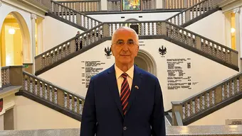 Mężczyzna odświetnie ubrane na tle wnetrza auli