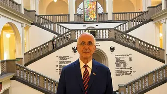 Mężczyzna odświetnie ubrany w gmachu głównym AGH