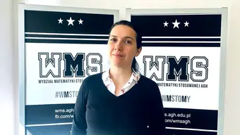 kobieta na tle logotypu WMS