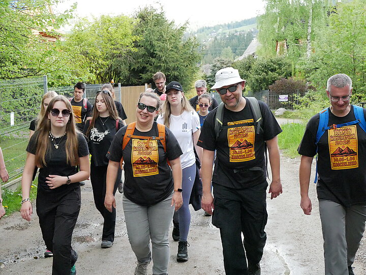 grópa osób na szlaku