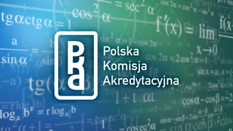 Abstrakcyjna grafika prezentująca biały logotyp: po lewej pionowo ułożone litery PKA wpisane w prostokąt oraz napis "Polska Komisja Akredytacyjna". W tle nałożóne na siebie równania matematyczne.