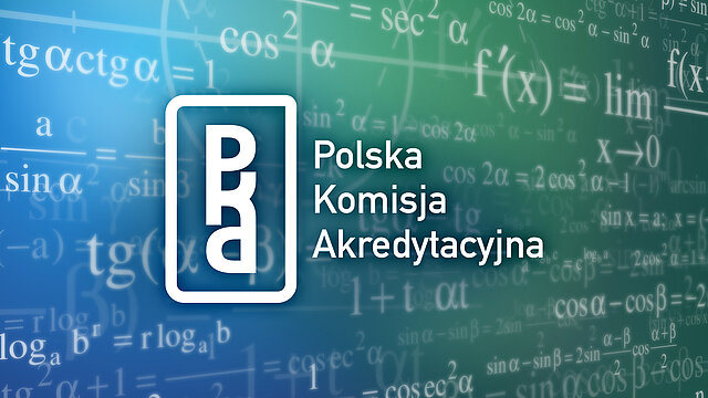 Abstrakcyjna grafika prezentująca biały logotyp: po lewej pionowo ułożone litery PKA wpisane w prostokąt oraz napis "Polska Komisja Akredytacyjna". W tle nałożone na siebie równania matematyczne.