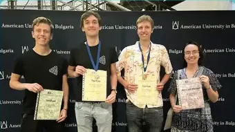 Grupa czterech studentów z dyplomami