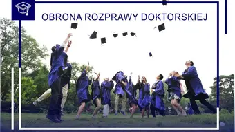 Grupa ludzi w togach rzucajaca biretami