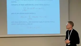 Mężczyzna na tle wyświtlanej pprezentacji