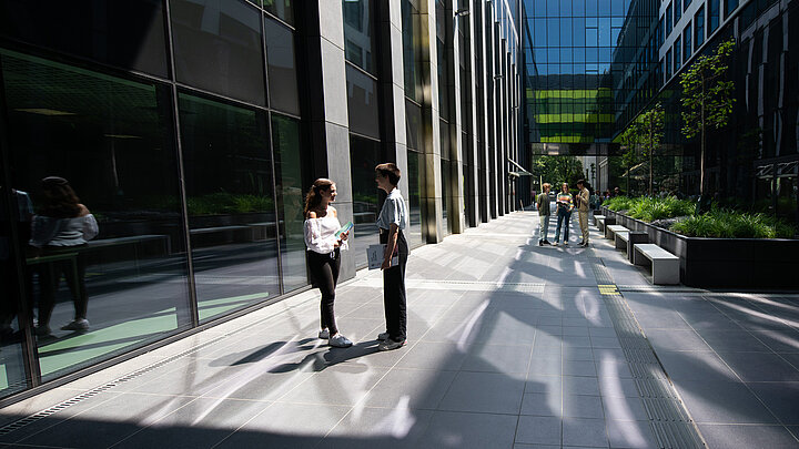 studenci przed budynkiem