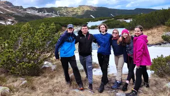 Grupa studentów na tle gór