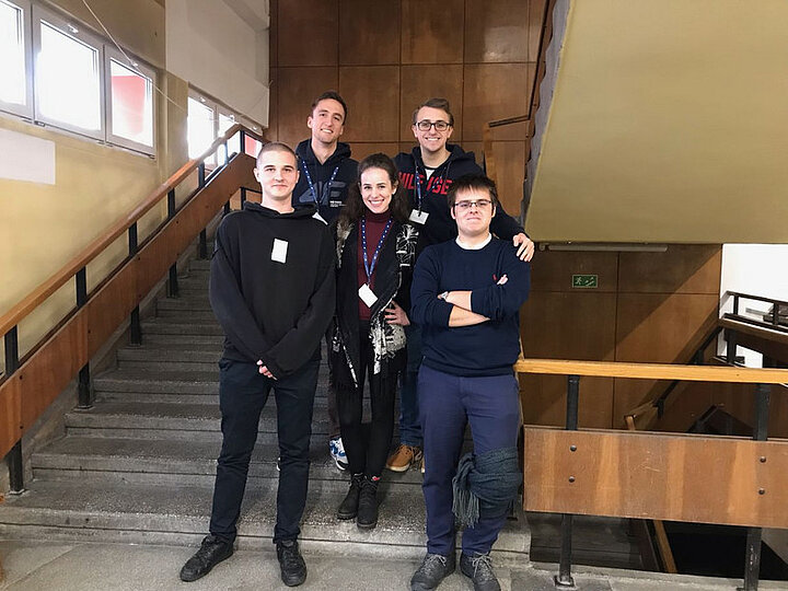 Grupa pięciu nagrodzanu studentów stojąca na schodach