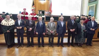 siedem osób na nagrodzonych medalami