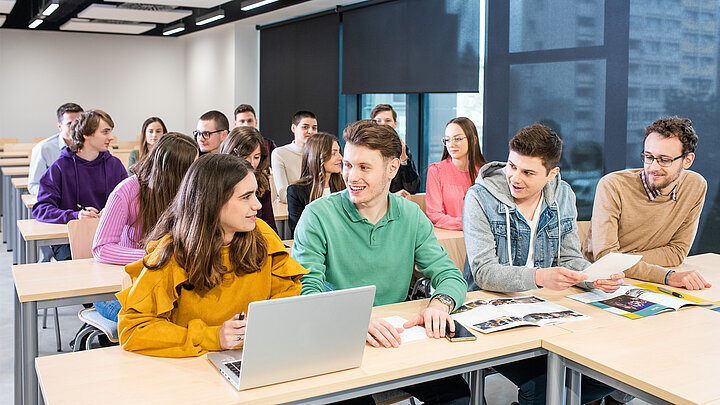 grupa studentów siedzących w sali wykładowej