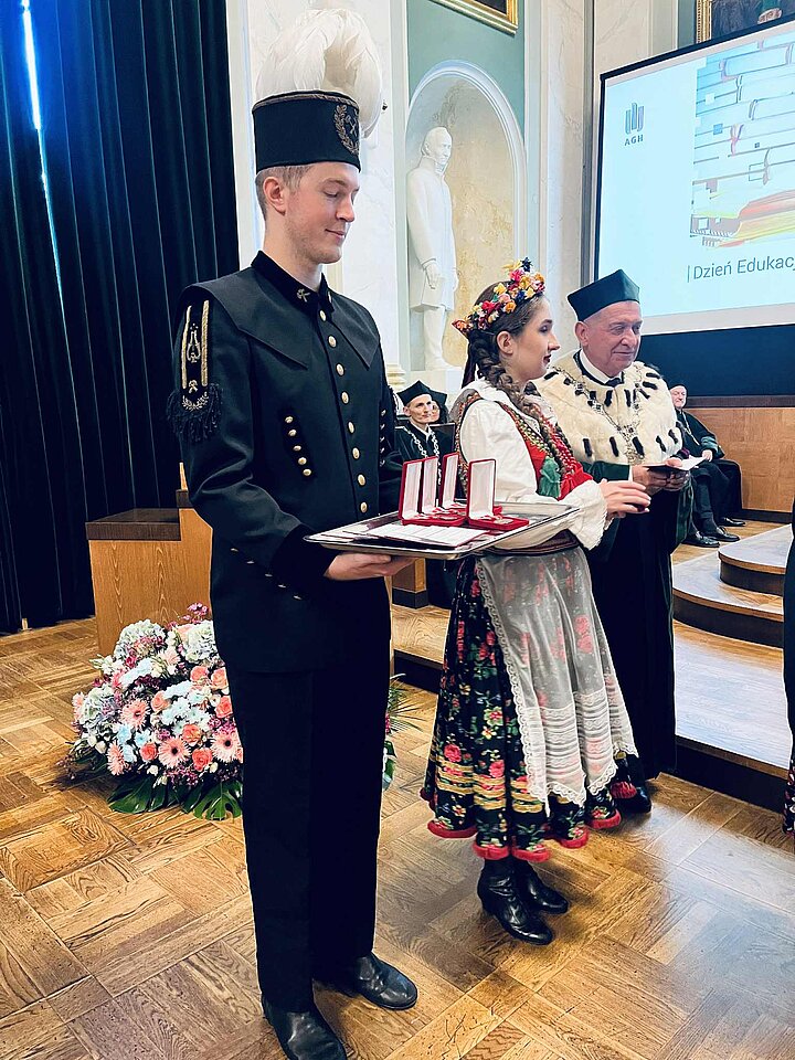 Repezantacja zespól Krakus z medalami do wręczenia