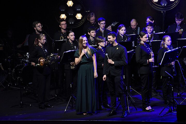 mężczyzna gra na fortepianie