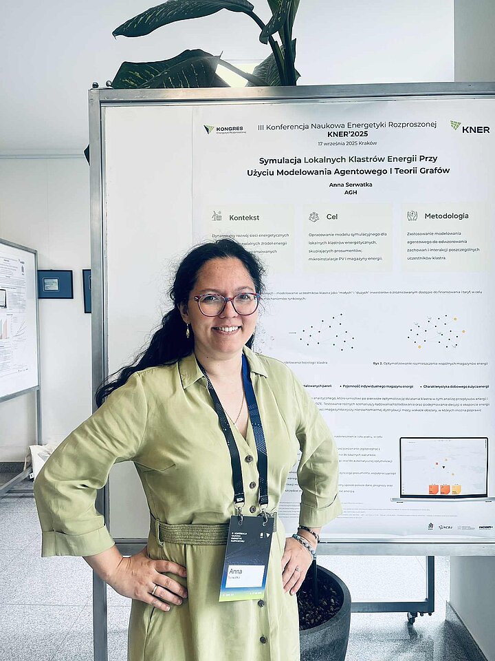 kobieta na tle tablicy informacyjnej