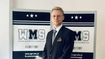MĘŻCZYNA NA TLE LOGOTYPU WMS