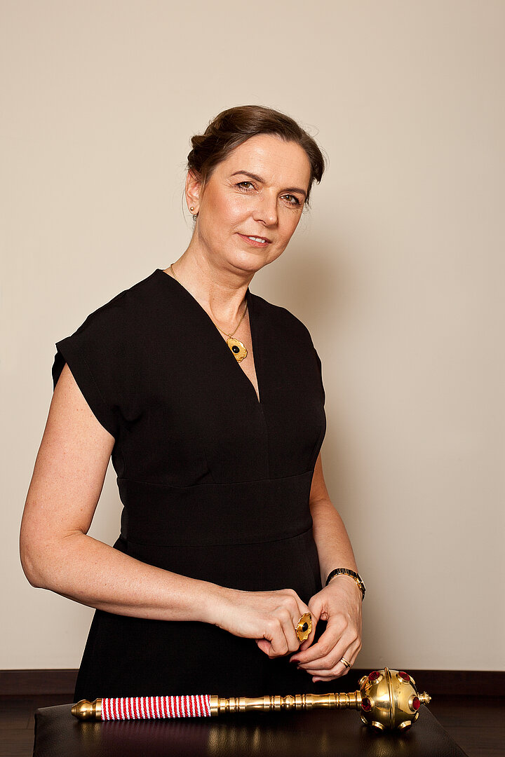 Kobieta z berłem profesorskim 