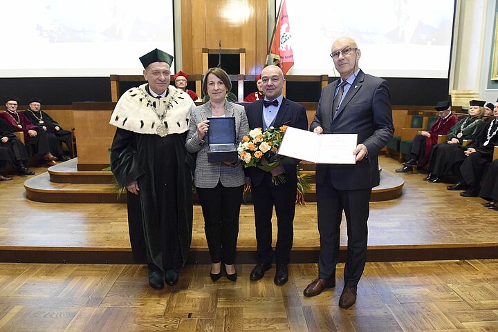 grupa osób z nagrodami