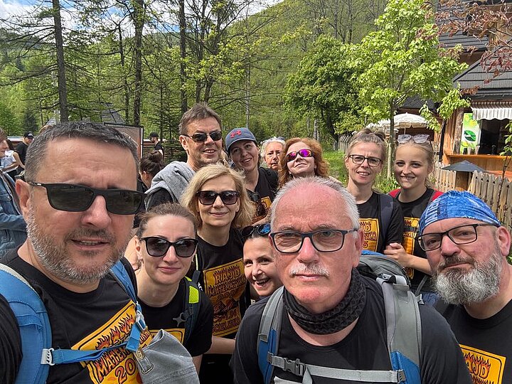 grupa osób na tle gór