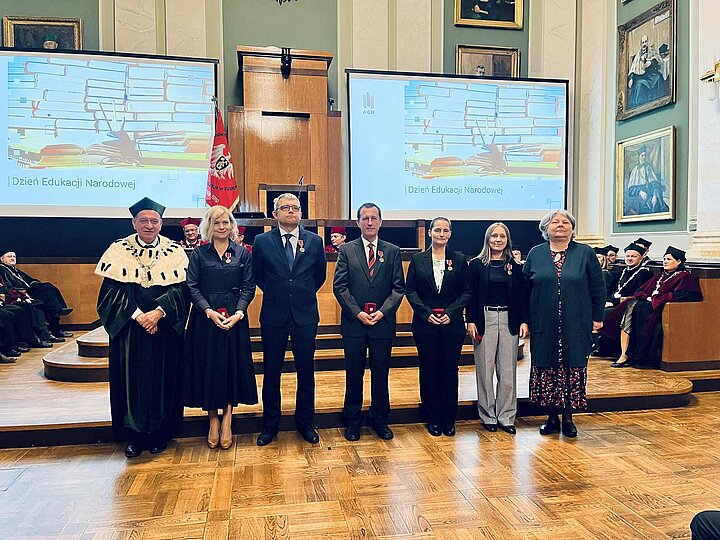 Grupa nagrodzonych w auli AGH