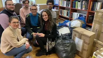 grupa ludzi w bibliotece