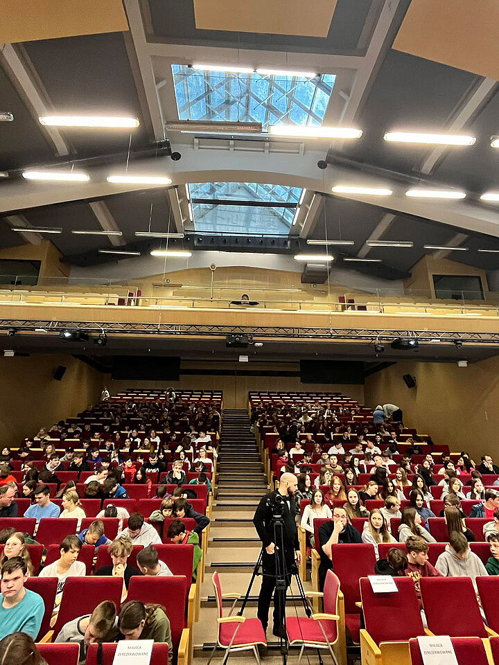 grupa osób na sali wykładowej