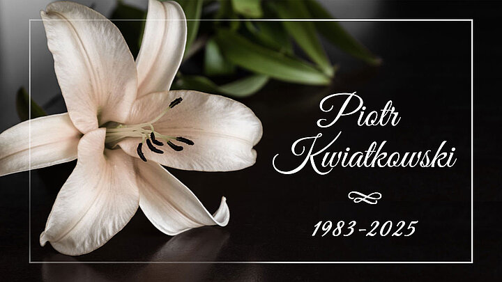 grafika z tekstem i lilia na czarnym tle