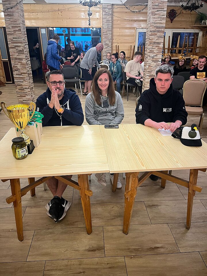 trzy osoby w jury konkursu